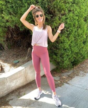 why do people love to wear pink yoga pants